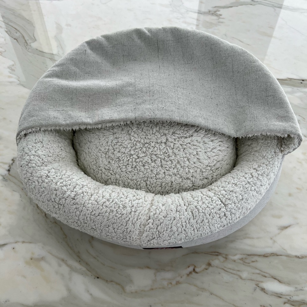 MAJESTIC CAT BEIGE IVORY PITA BED